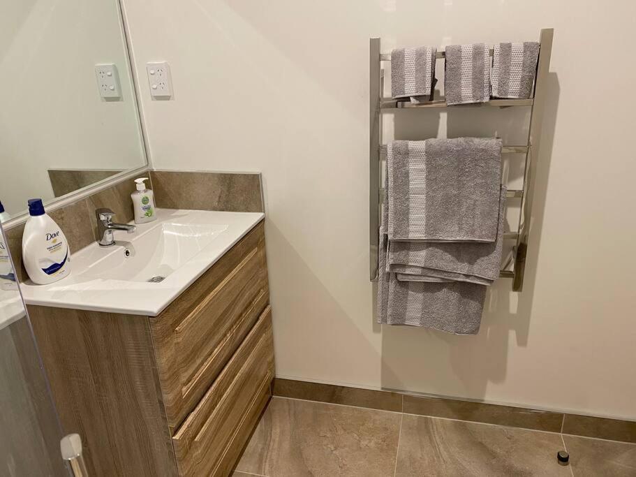 Otahuhu Town Centre Brand New Apartment 8B Оукланд Екстериор снимка
